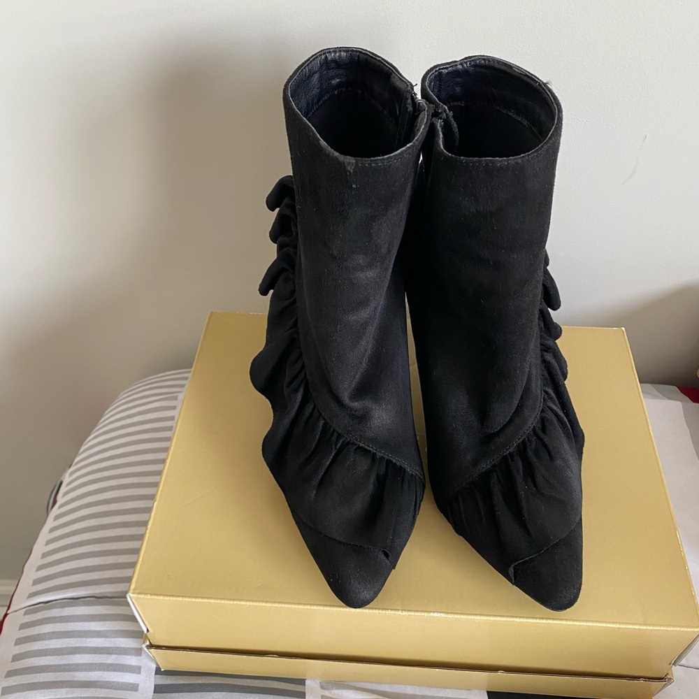 Elegant Black Ankle Boots - Picture 3 of 8